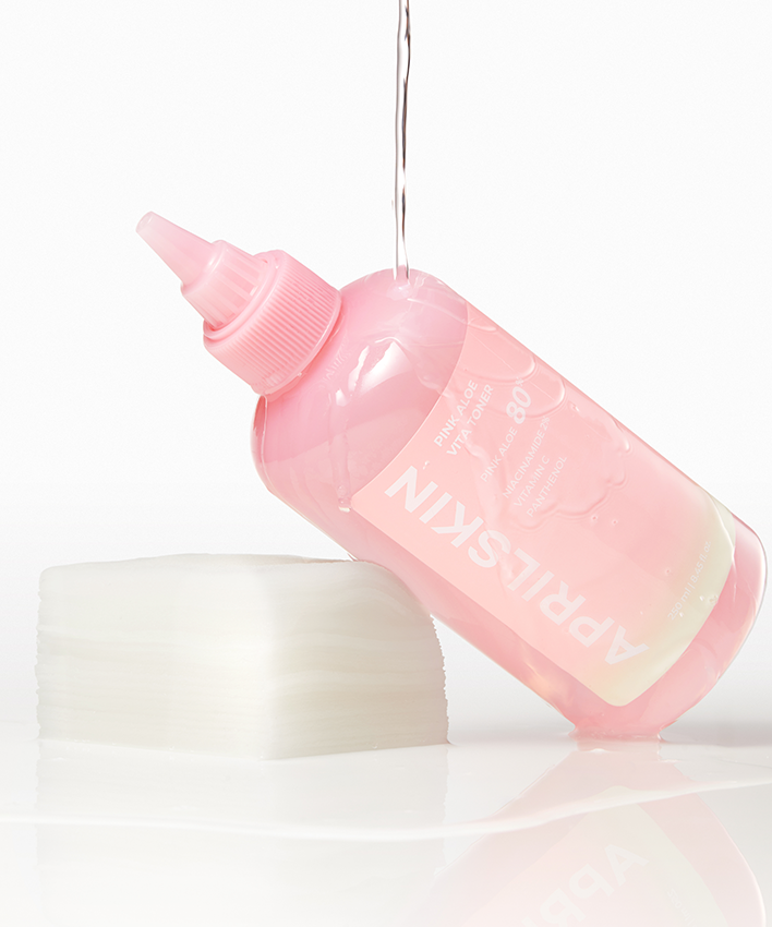 APRILSKIN Pink Aloe Vita Toner de la marque APRILSKIN, bouteille rose et pompe, sur fond blanc, vue produit.