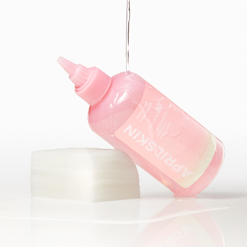 APRILSKIN Pink Aloe Vita Toner de la marque APRILSKIN, bouteille rose et pompe, sur fond blanc, vue produit.