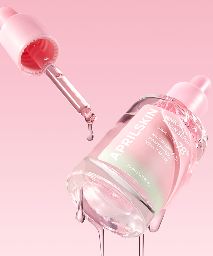 APRILSKIN Pink Aloe Mucin Serum APRIL SKIN, bouteille rose et pipette gouttes sur fond rose pastel, contexte beauté