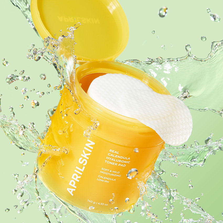 APRILSKIN Calendula Hyaluronic Toner Pad : pads dans une eau gélifiée, marque en flacon jaune, ambiance soins visage.