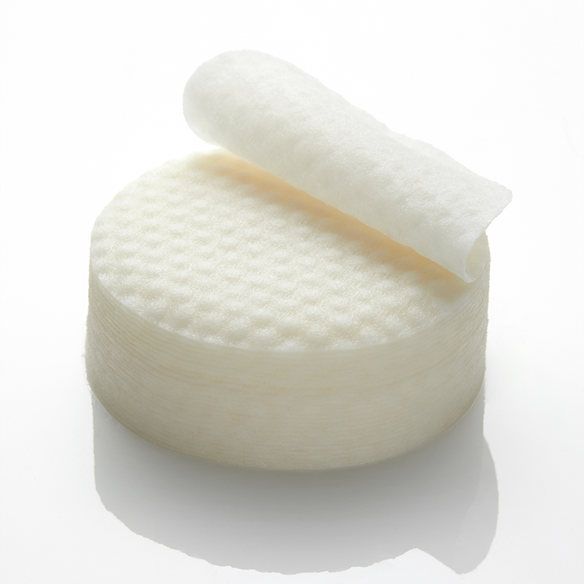APRILSKIN Calendula Hyaluronic Toner Pad de la marque APRIL SKIN, pad coton blanc sur fond blanc, gros plan.