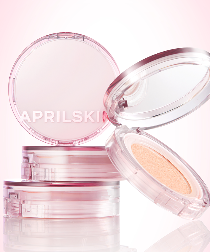 APRILSKIN Hero Cushion + Refill de la marque APRILSKIN, coffrets cosmétiques et coussinée beige sur fond rose clair.