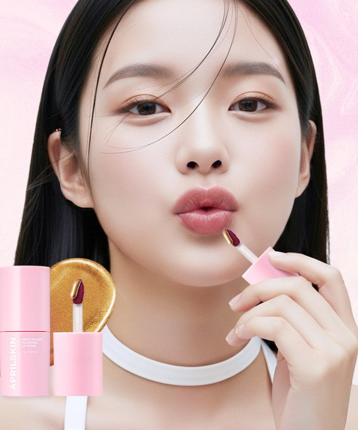 Femme appliquant APRILSKIN Hero All Day Plumping Tint sur ses lèvres pour un effet volumineux et hydraté.