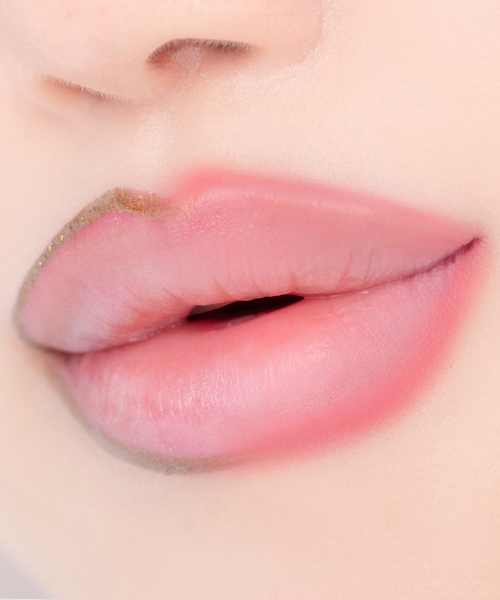 Lèvres maquillées avec APRILSKIN Hero All Day Plumping Tint pour un effet volume et couleur durable.