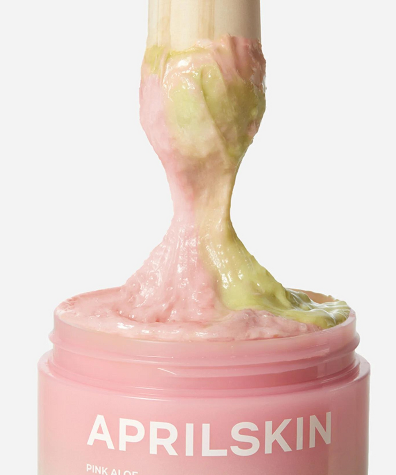 APRILSKIN Pink Aloe Pack Cleanser de la marque APRILSKIN, pot rose avec texture aloe, fond clair
