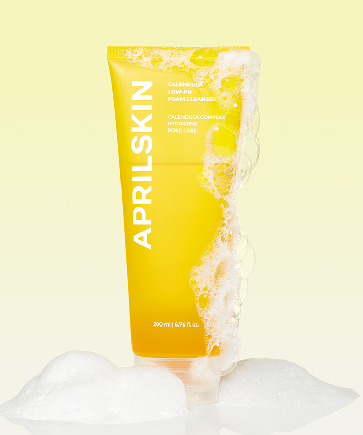 APRILSKIN Calendula Low PH Gel Cleanser 200ml de APRILSKIN, flacon jaune sur fond clair avec mousse et ruban blanc.