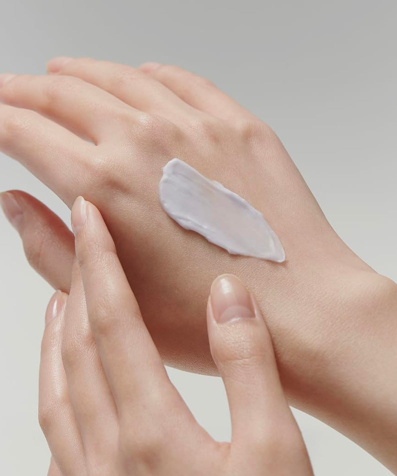 Application de la crème ARENCIA Artisan Hysop Blurring Cream 30g sur la main pour une peau lisse et hydratée.