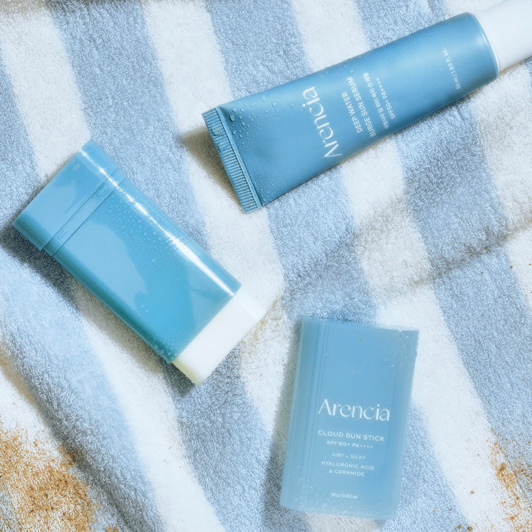 ARENCIA Cloud Sun Stick 18g de la marque ARENCIA sur serviette bleue, emballage et tube visibles, ambiance spa.