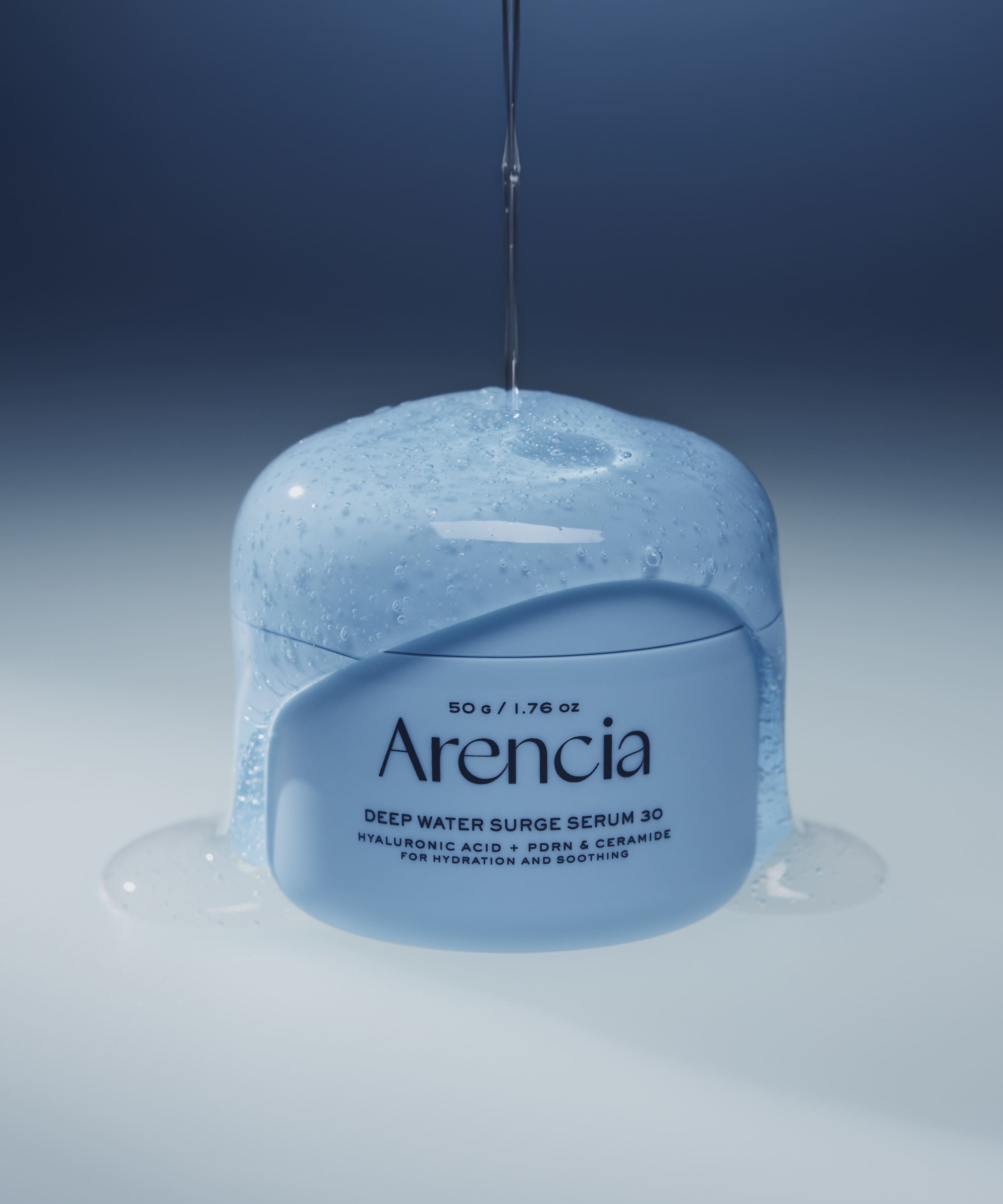 ARENCIA Deep Water Surge Serum 30 50g de la marque Areñcia, flacon cosmétique bleu en gros plan sur fond clair