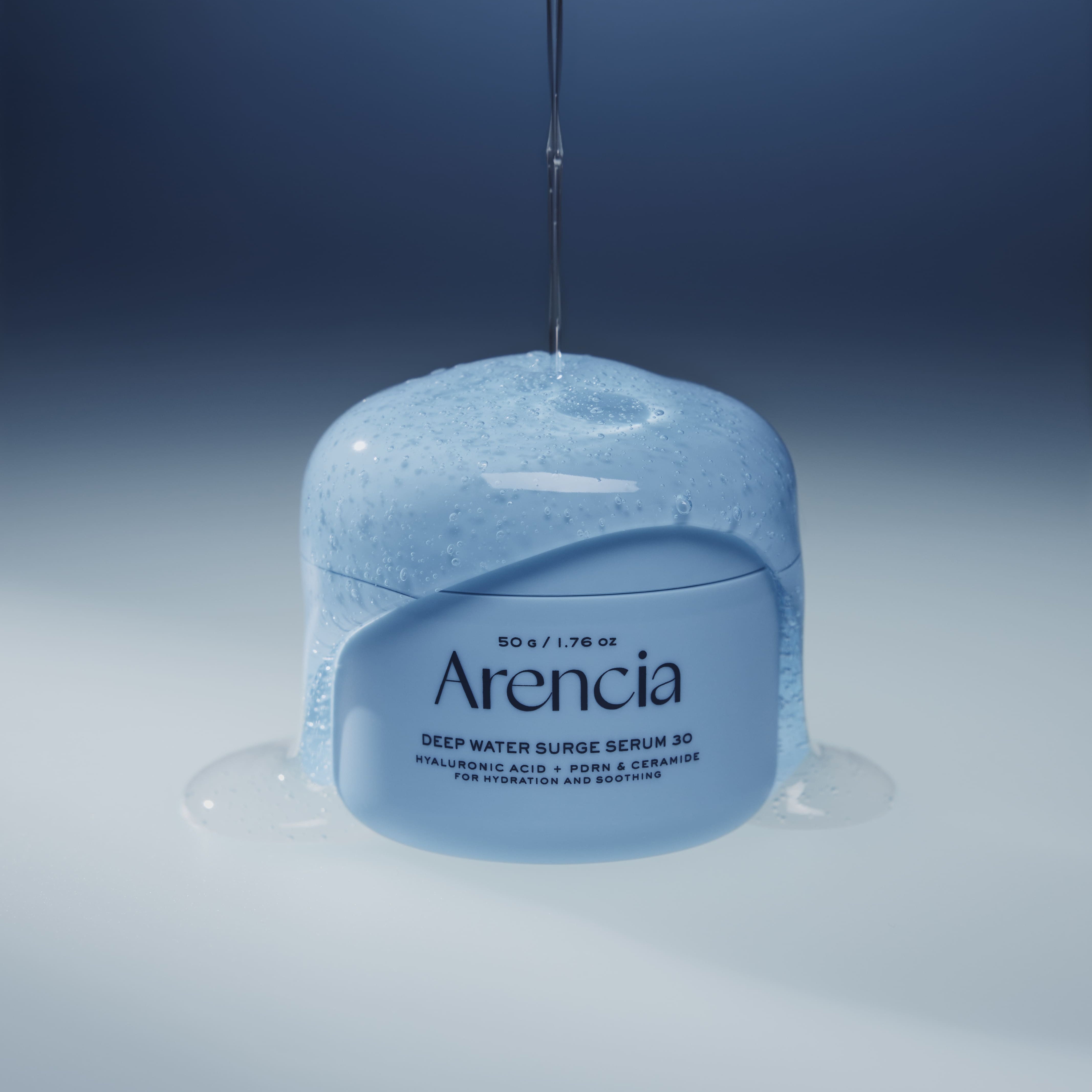 ARENCIA Deep Water Surge Serum 30 50g de la marque Areñcia, flacon cosmétique bleu en gros plan sur fond clair