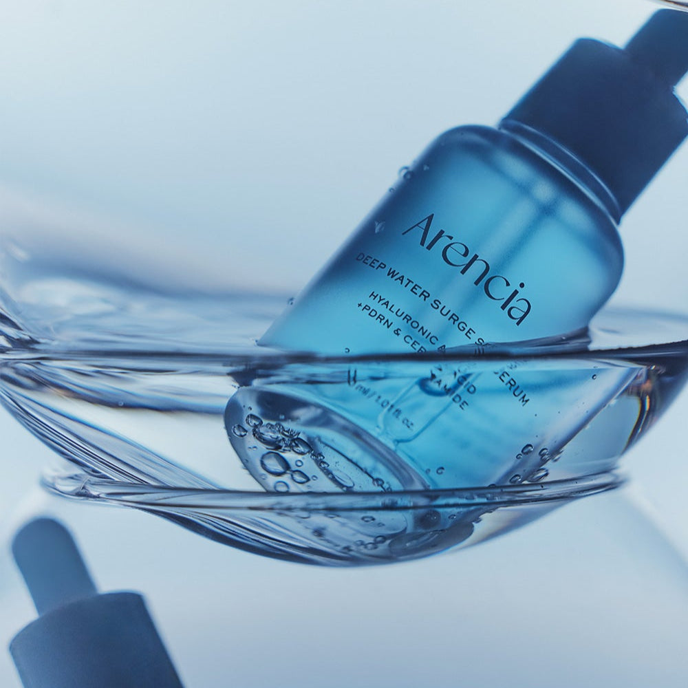 ARENCIA Deep Water Surge Serum 30ml, marque ARENCIA, flacon bleu sur gel d’eau, contexte cosmétique.