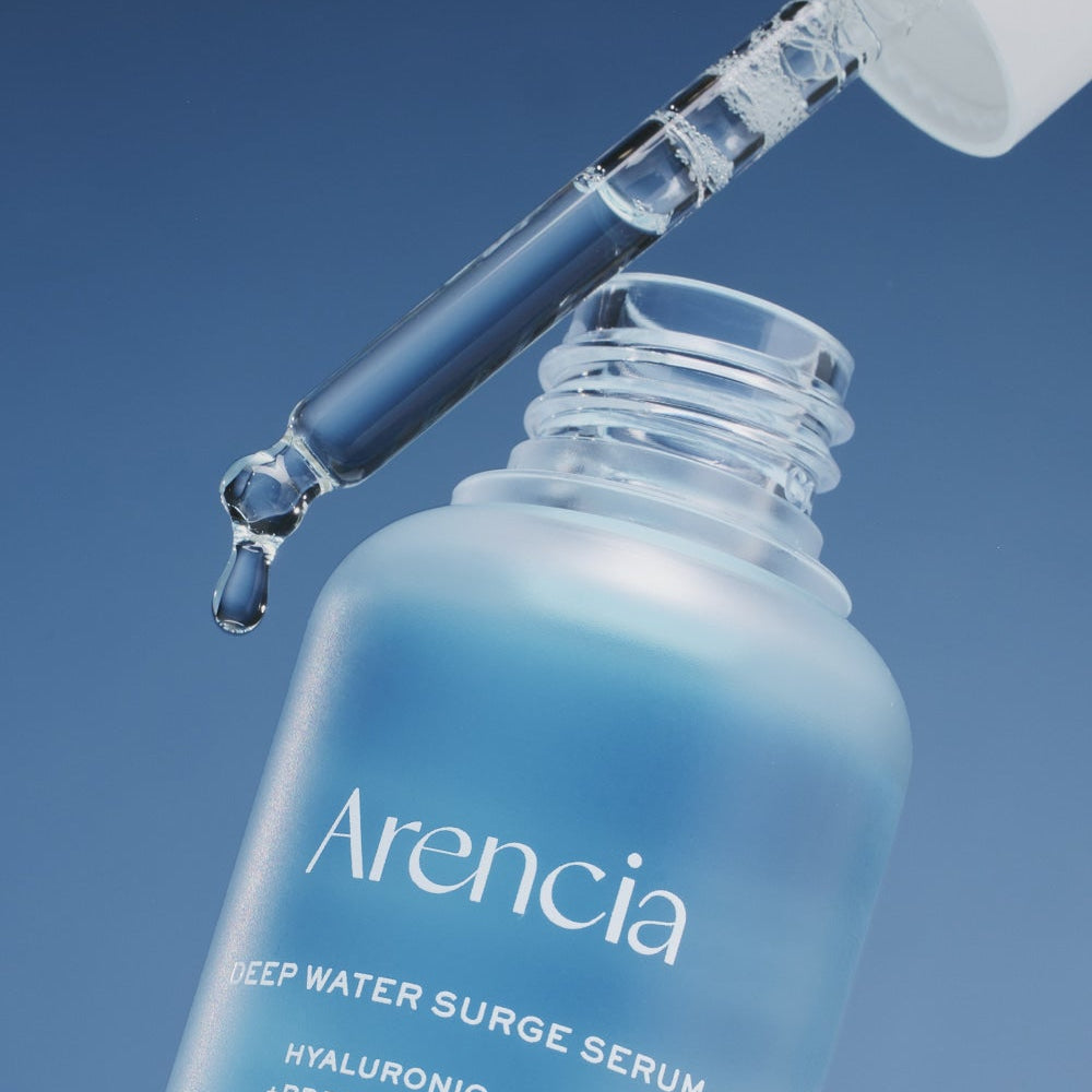ARENCIA Deep Water Surge Serum 30ml, flacon bleu et sérum hydratant en gros plan sur fond bleu, marque Arència