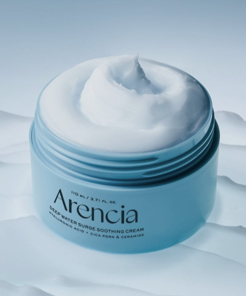 ARENCIA Deep Water Surge Soothing Cream 80ml, pot de crème apaisante bleu sur fond nébulisé, marque AreNCIA au centre.
