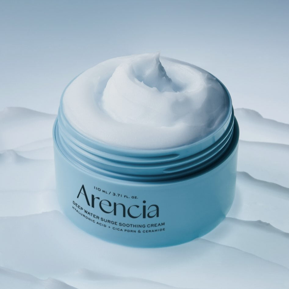 ARENCIA Deep Water Surge Soothing Cream 80ml, pot de crème apaisante bleu sur fond nébulisé, marque AreNCIA au centre.
