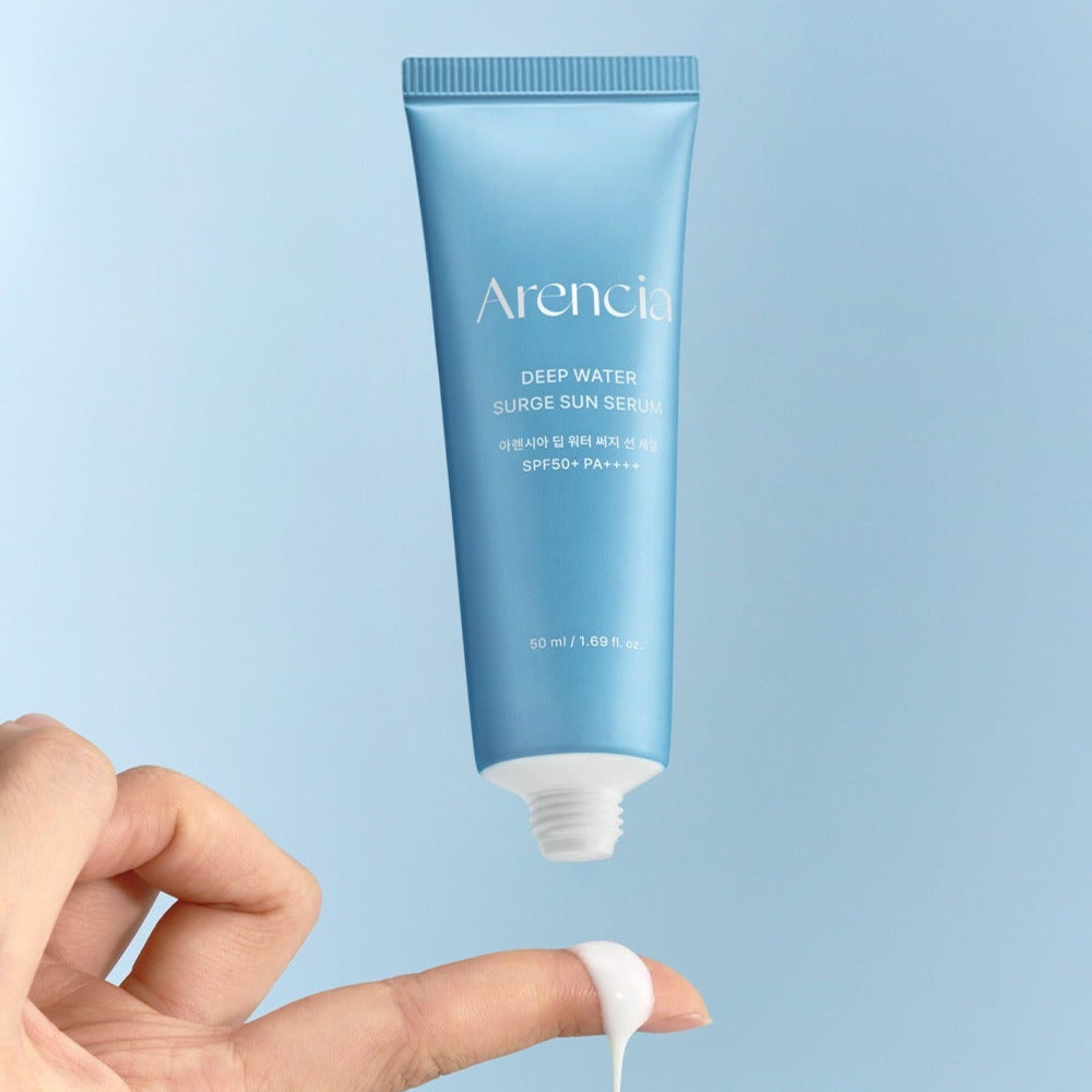 ARENCIA Deep Water Surge Sun Serum 50ml de la marque Arencia, flacon bleu sur fond clair, main applique une crème