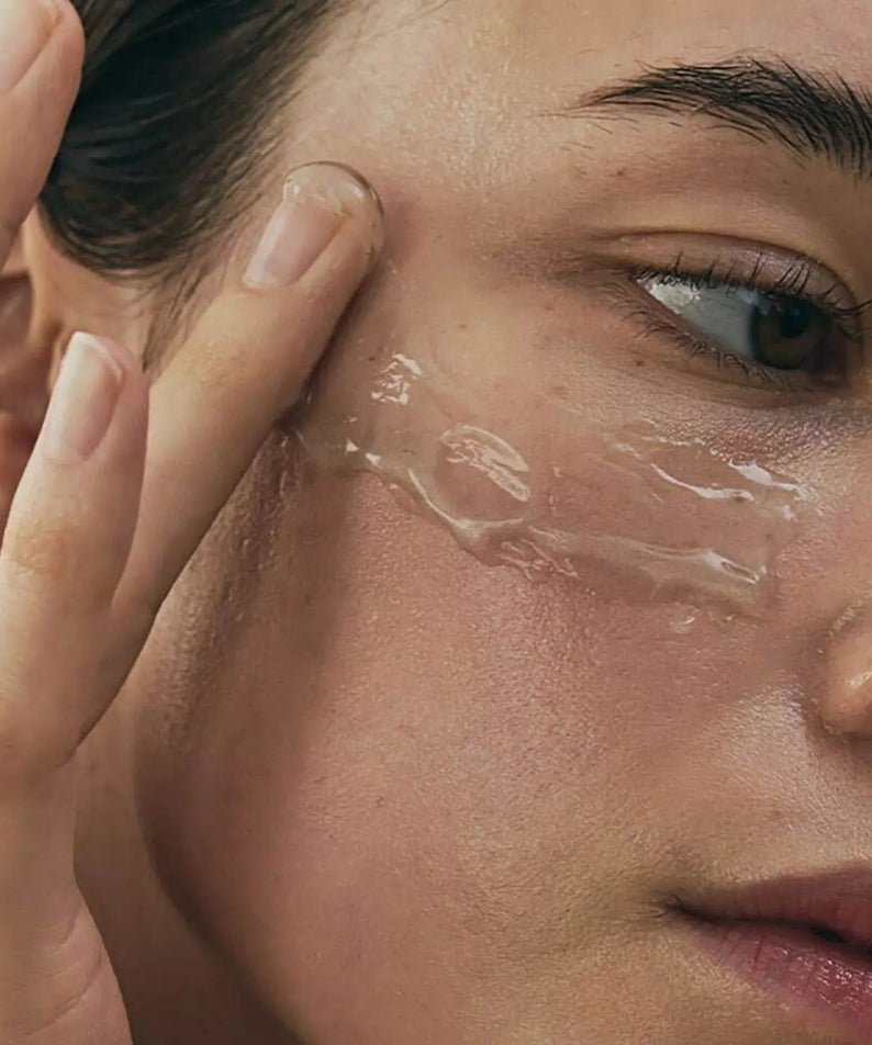 Application du sérum ARENCIA Fresh Holly Hyssop Serum 30 50g sur le visage pour une hydratation optimale