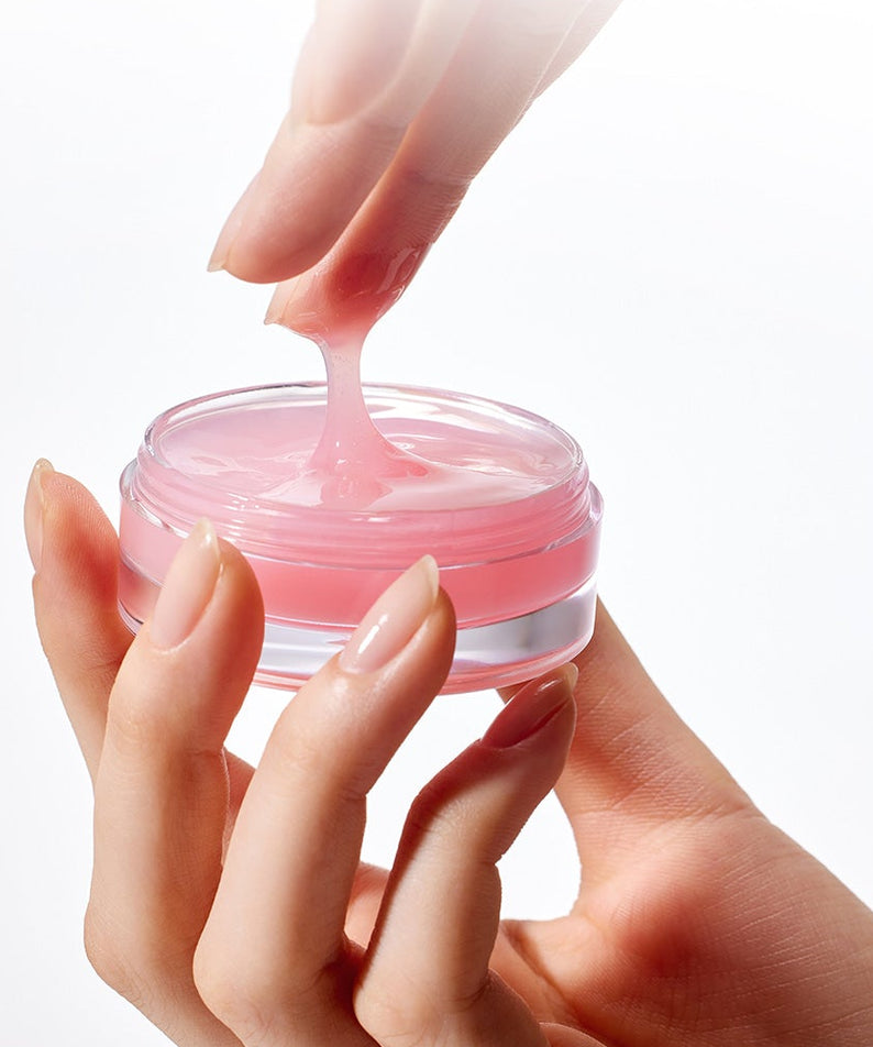ARENCIA  Honey Glazed Collagen Lip Mask 15g, pot rosé ouvert avec texture glissante, mains en gros plan sur fond clair