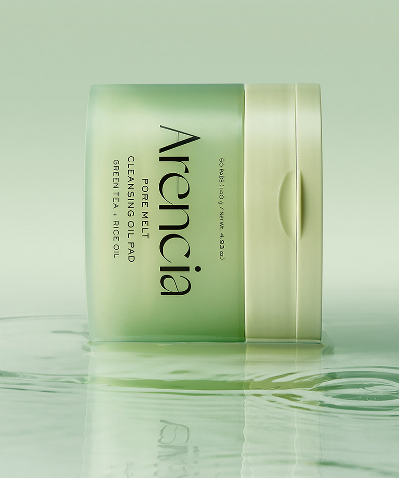 ARENCIA Pore Melt Cleansing Oil Pads 50 Sheets, boîtier vert sur fond vert apaisant, style photo produit en salle bain