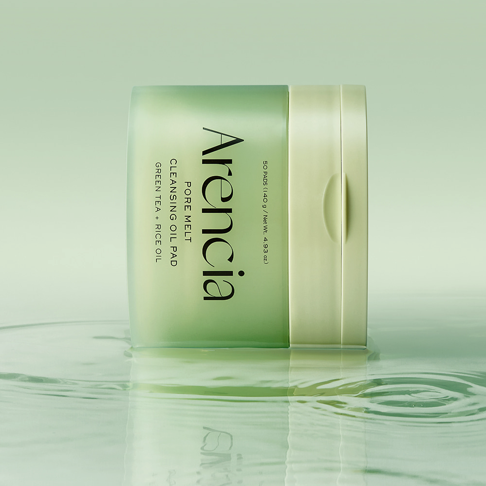 ARENCIA Pore Melt Cleansing Oil Pads 50 Sheets, boîtier vert sur fond vert apaisant, style photo produit en salle bain