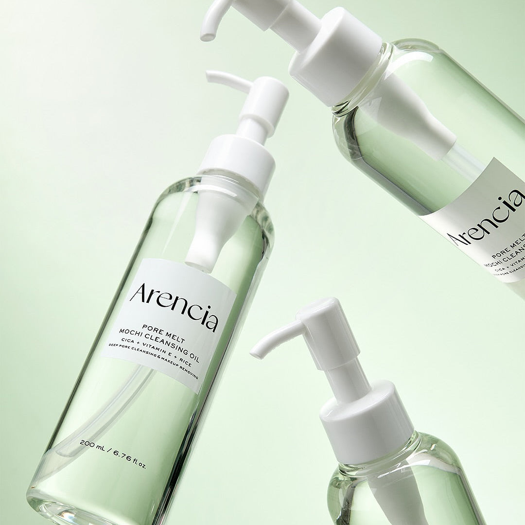 ARENCIA Pore Melt Mochi Cleansing Oil 200ml de la marque ARENCIA, bouteilles vert clair sur fond pastel, style skincare