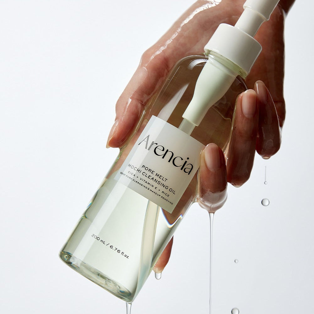 ARENCIA Pore Melt Mochi Cleansing Oil 200ml, huile nettoyante de la marque ARENCIA, main tenant le flacon, texture qui s’écoule