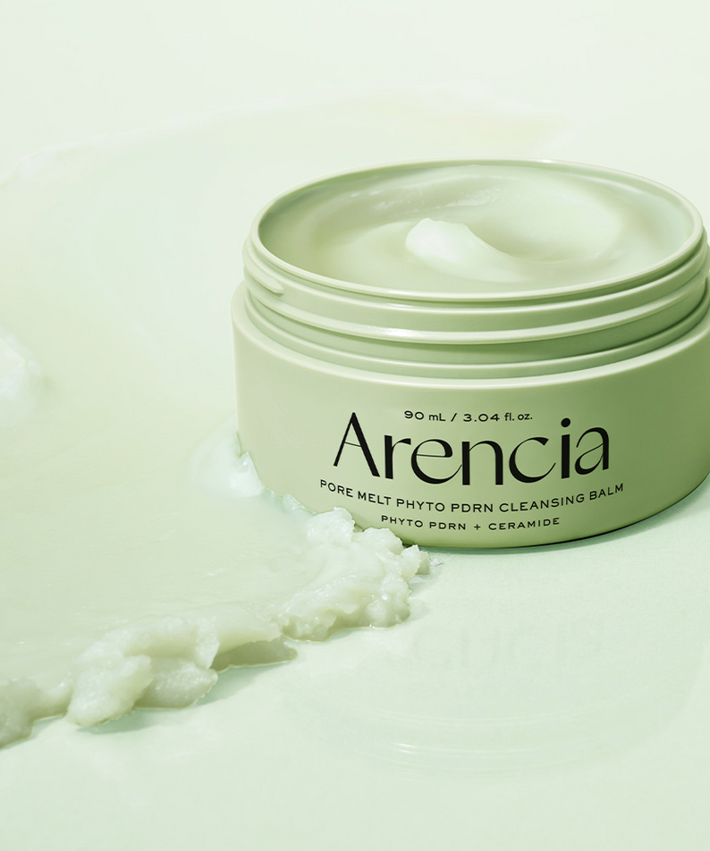 ARENCIA Pore Melt Phyto PDRN Cleansing Balm 90ml, pot vert sur fond clair, texture verte en contexte beauté