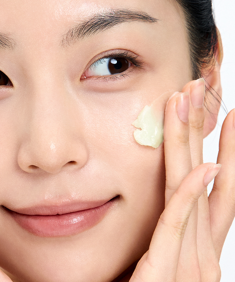 ARENCIA Pore Melt Phyto PDRN Cleansing Balm 90ml, marque ARENCIA, femme applique une crème sur le visage, peau nette
