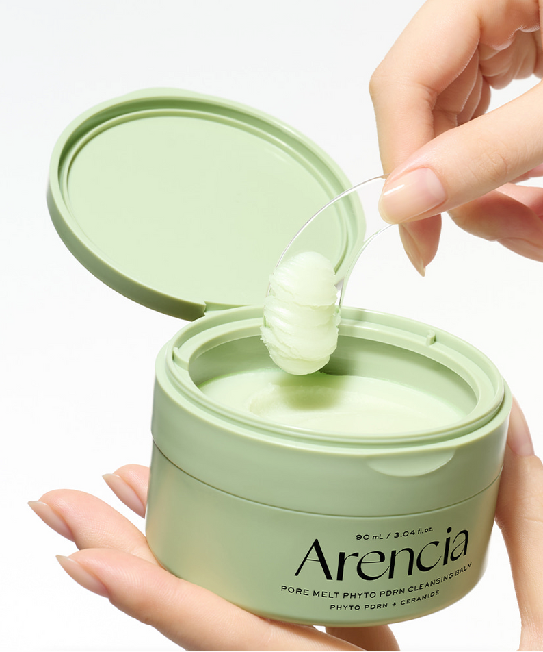 ARENCIA Pore Melt Phyto PDRN Cleansing Balm 90ml, baume vert ouvert, main et geste application sur peau, fond clair