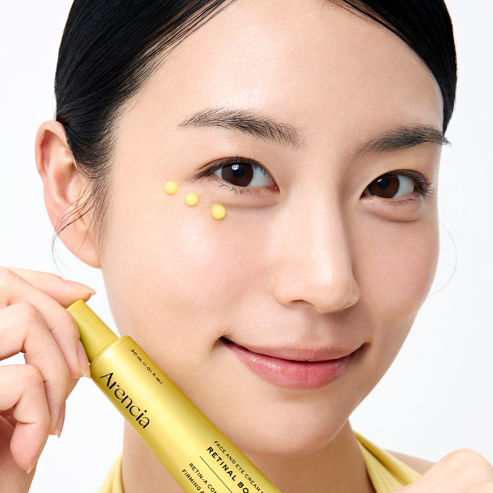 ARENCIA Retin-A Booster Shot 30ml, femme appliquant le sérum, peau claire, marque visible sur le flacon, fond blanc.