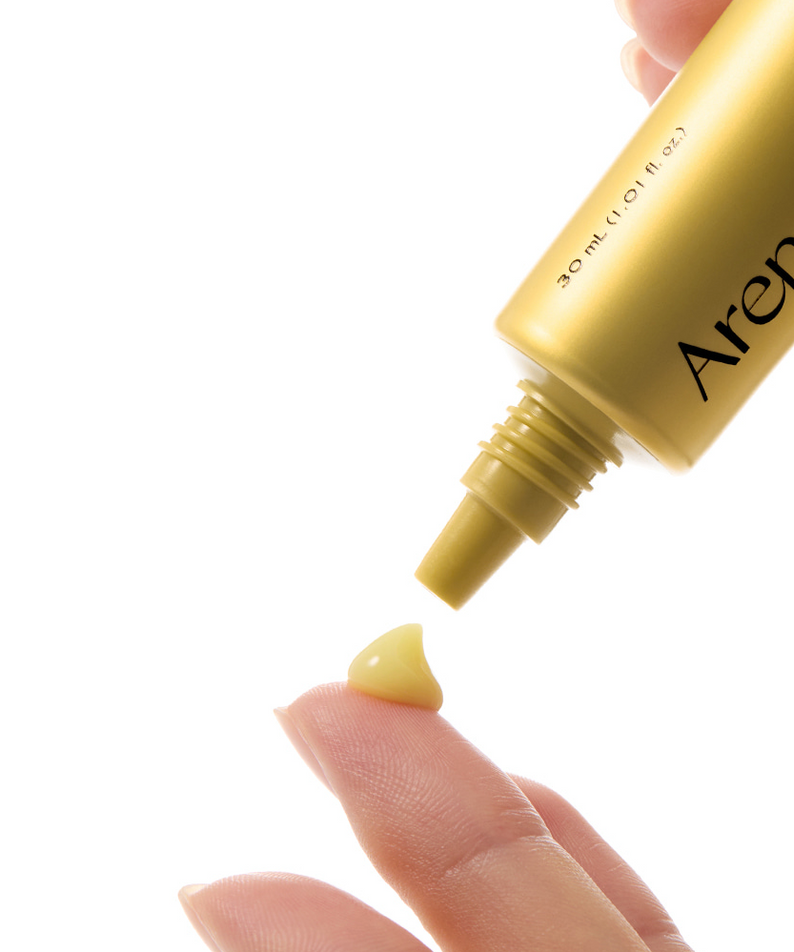 ARENCIA Retin-A Booster Shot 30ml, marque Are ncia : flacon doré appliqué sur peau, geste de soin, fond clair.