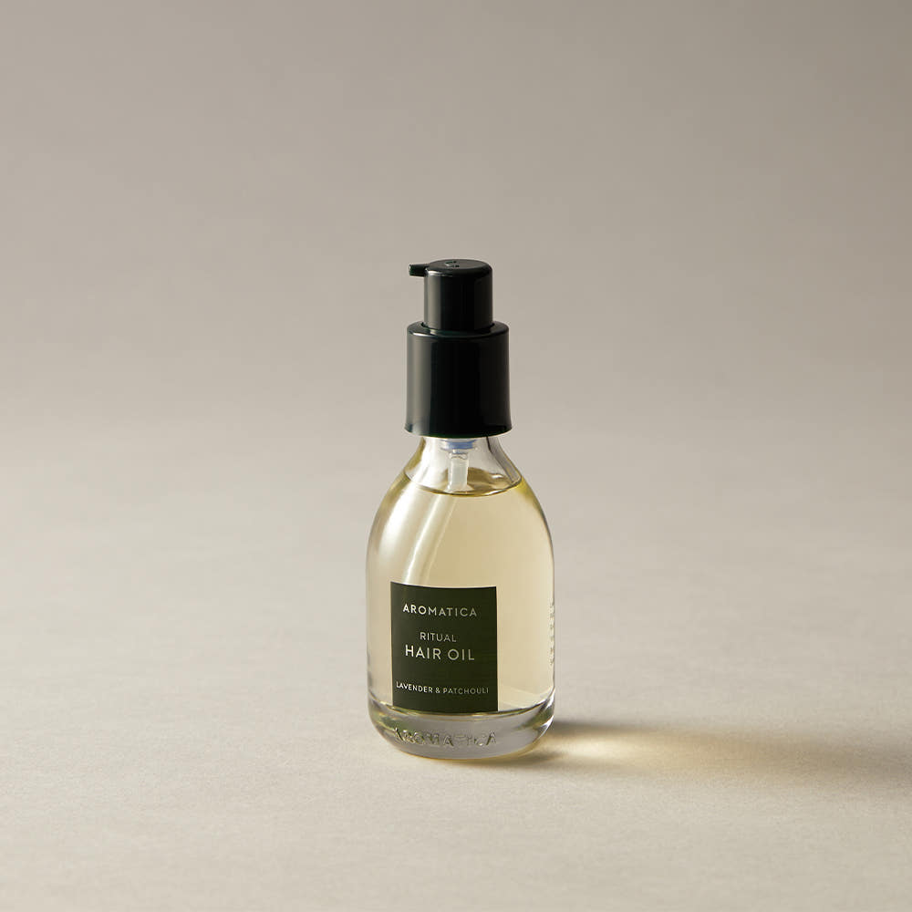 AROMATICA Ritual Lavender & Patchouli Hair Oil 50ml, flacon noir sur fond clair, huile capillaire de la marque AROMATICA
