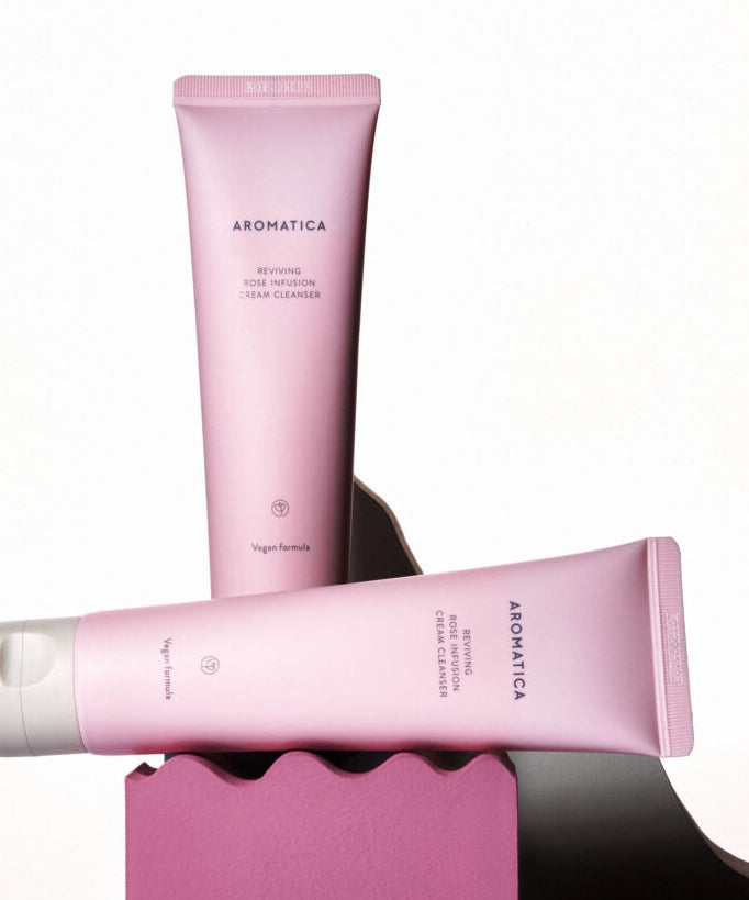 AROMATICA Reviving Rose Infusion Cream Cleanser 145ML, crème nettoyante à la rose sur fond studio, tubes de la marque.