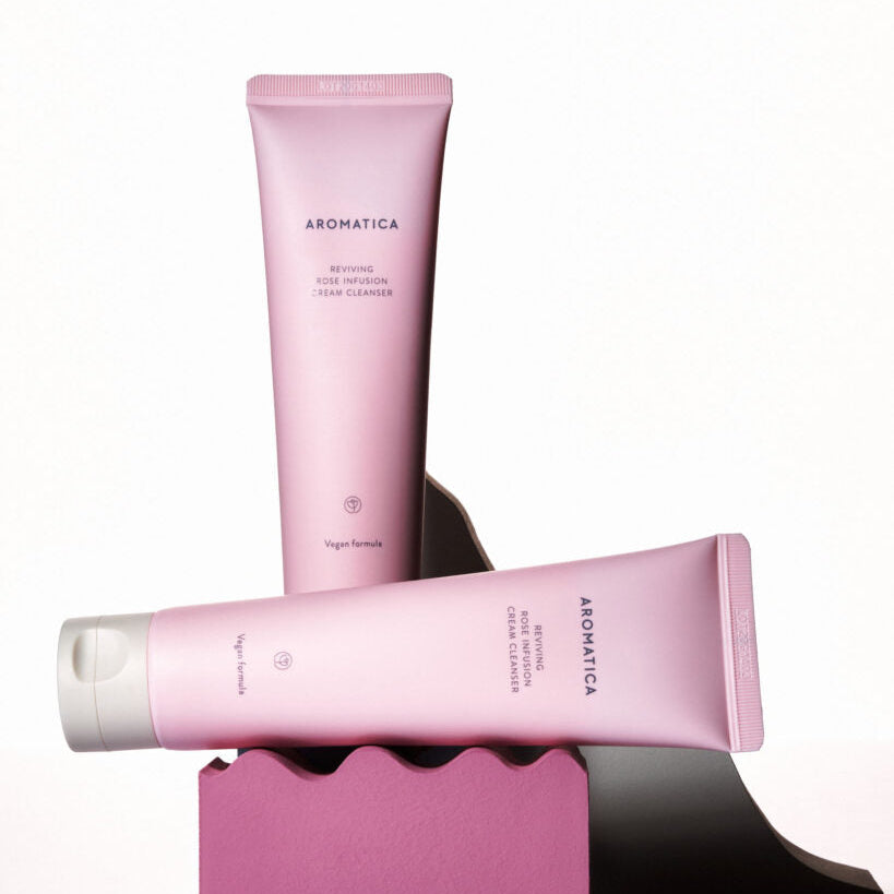 AROMATICA Reviving Rose Infusion Cream Cleanser 145ML, crème nettoyante à la rose sur fond studio, tubes de la marque.
