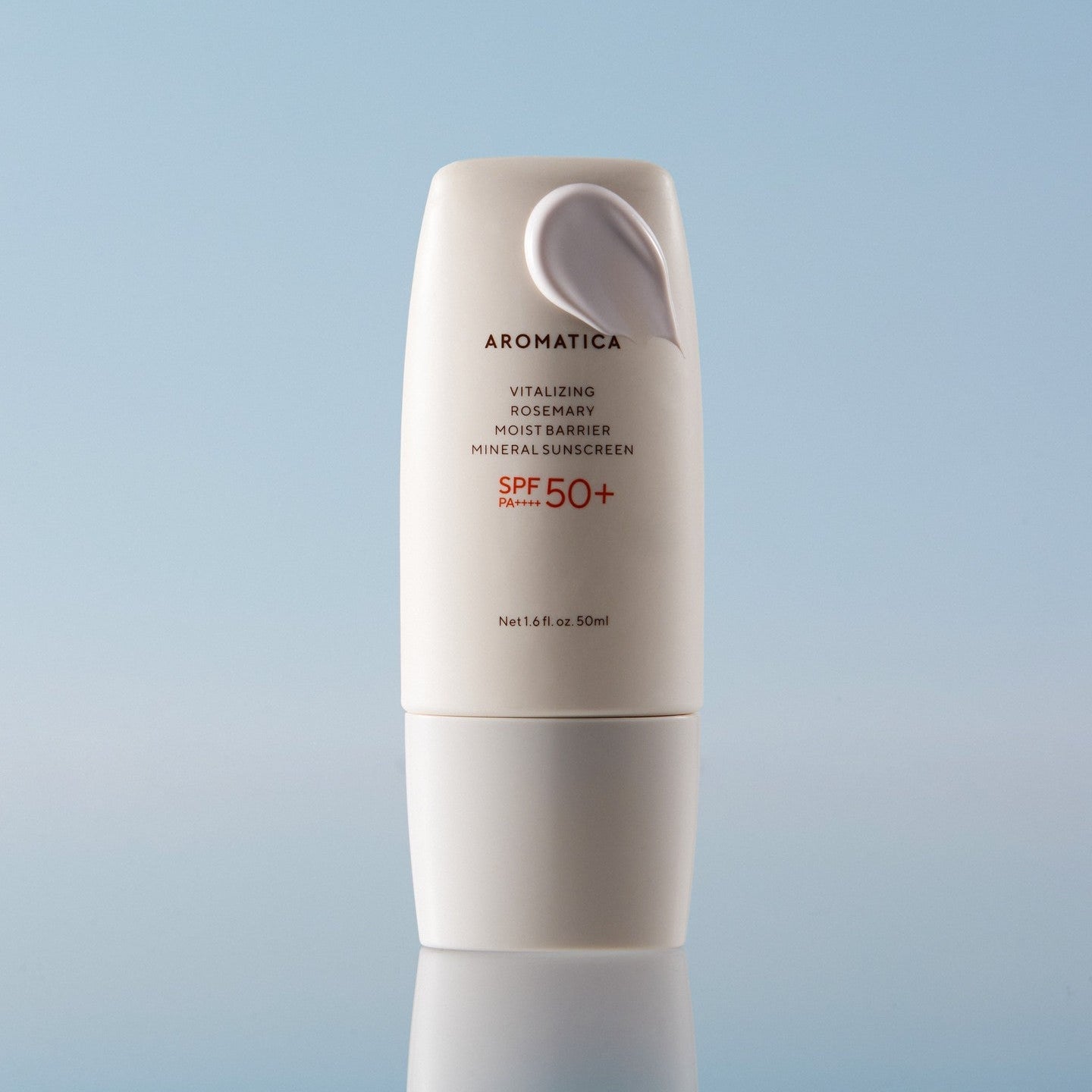 AROMATICA Vitalizing Rosemary Moisture Barrier Sunscreen 50ML, flacon crème solaire à la lavande, sur fond bleu ciel