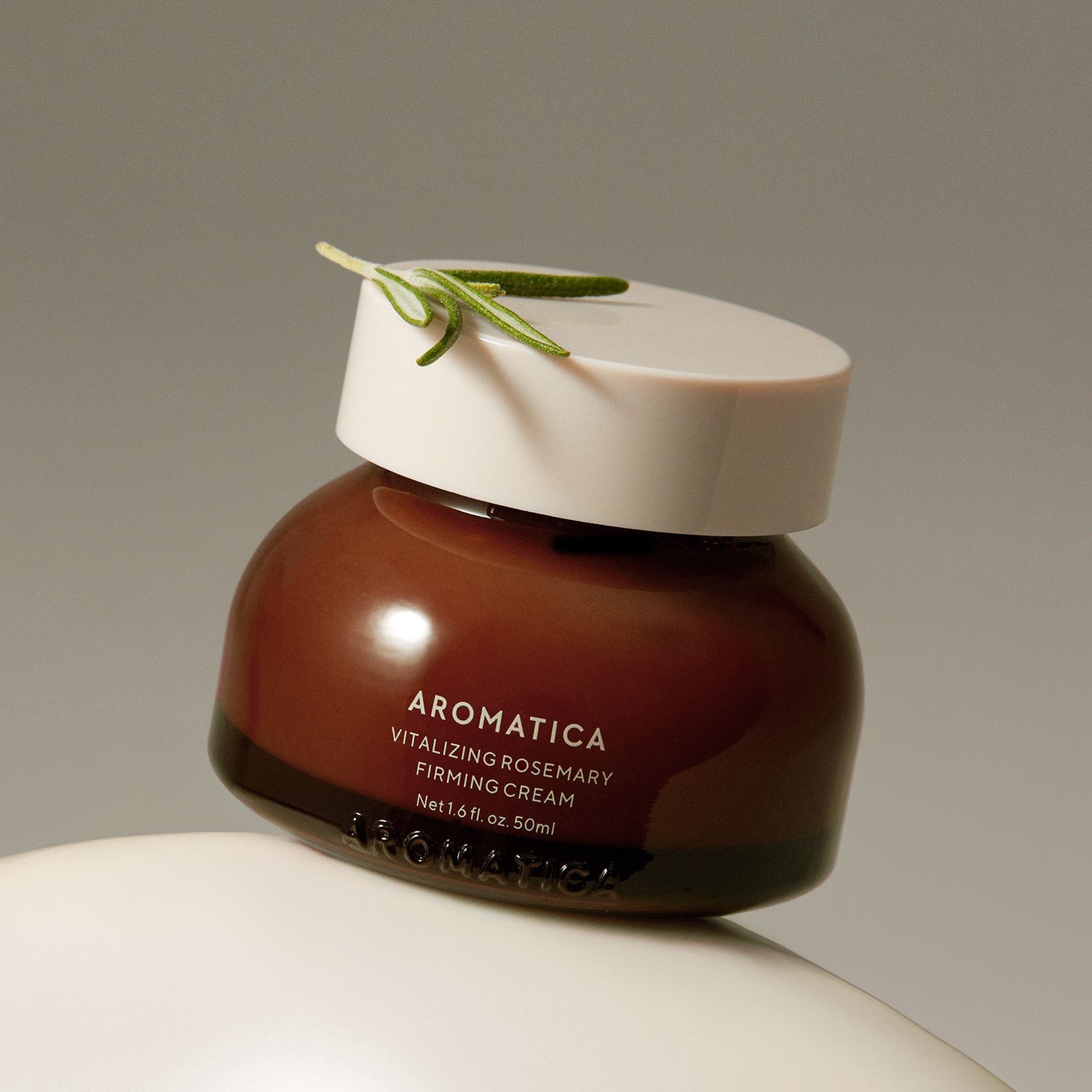 AROMATICA Vitalizing Rosemary Firming Cream 50ML en photo: pot brun sur fond clair, brin de romarin, marque AROMATICA