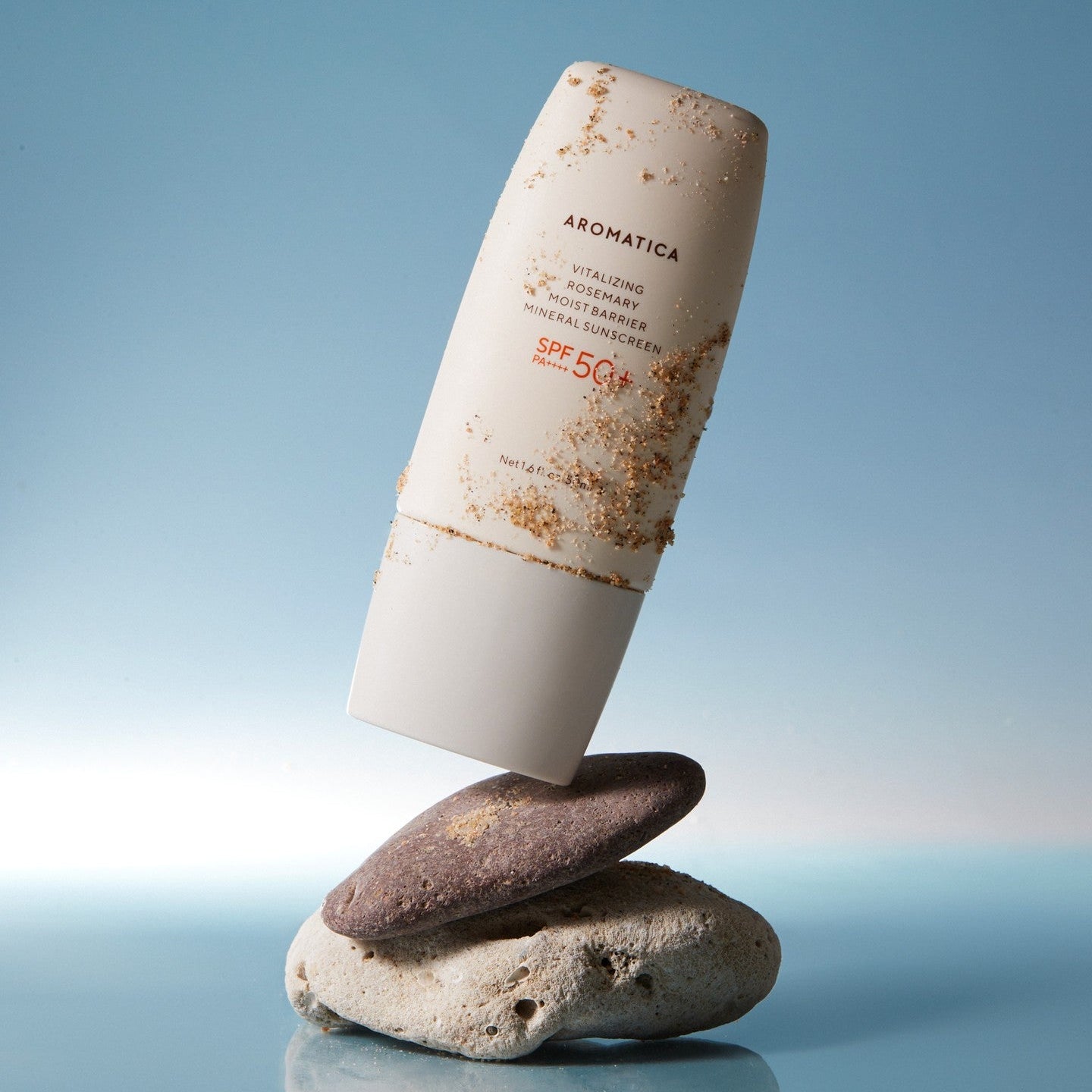AROMATICA Vitalizing Rosemary Moisture Barrier Sunscreen 50ML : tube crème solaire avec rochers, ciel bleu, marque AROMATICA.