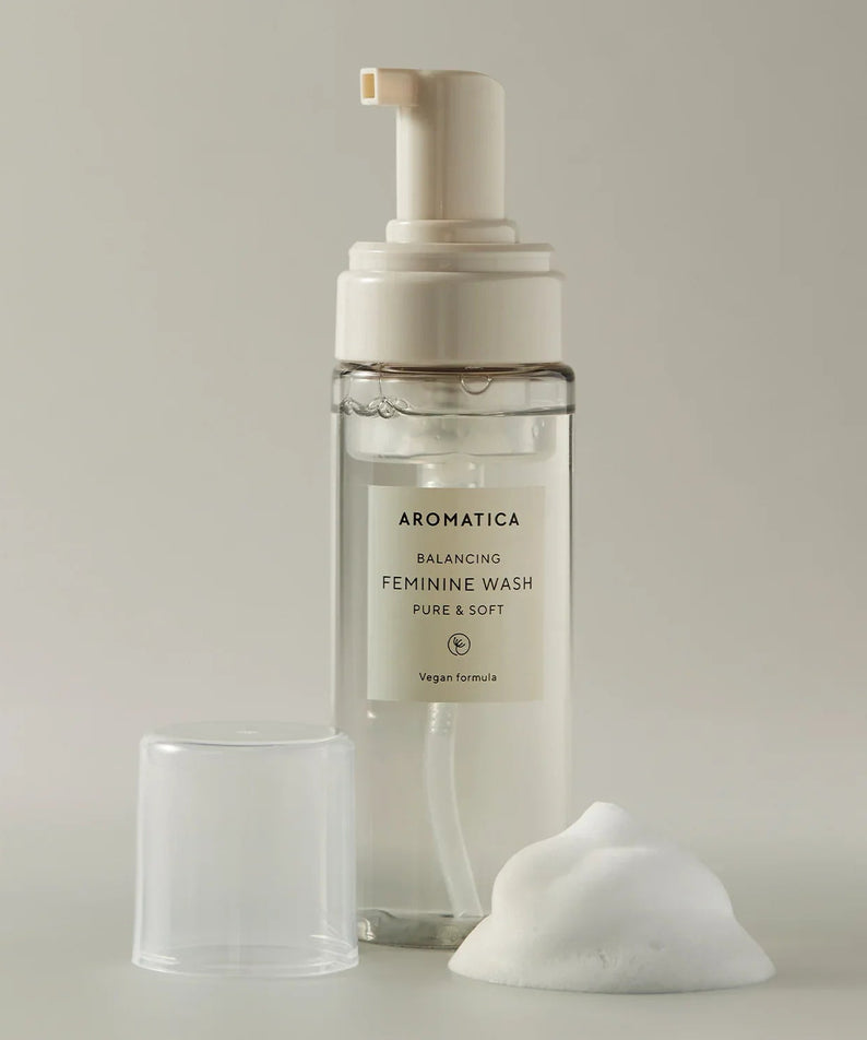 AROMATICA Pure & Soft Chamomile & Tea Tree Feminine Wash 170ml : flacon sur fond clair, marque AROMATICA et mousse.
