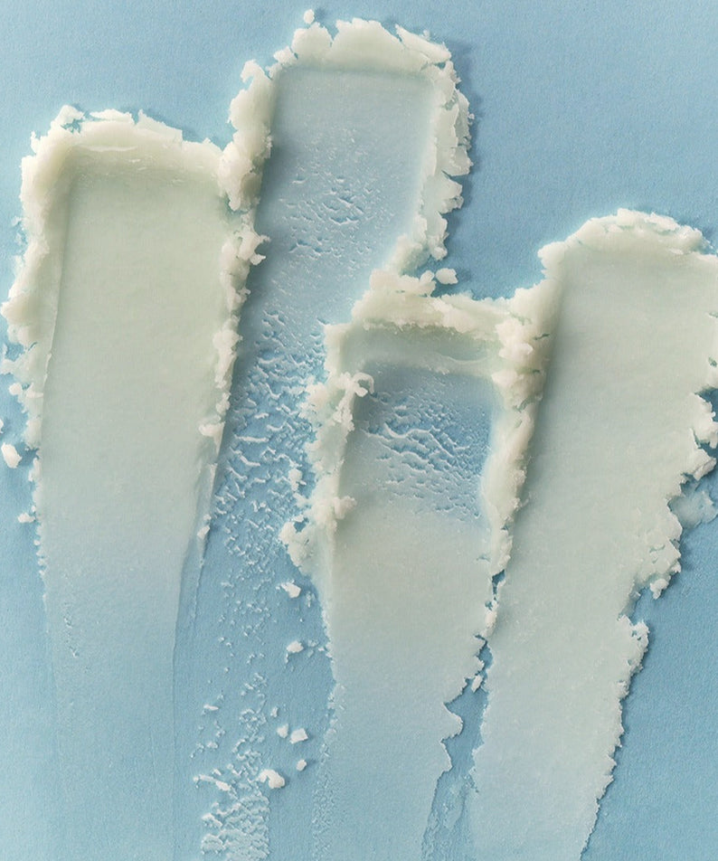 Texture crème solaire du ARENCIA Cloud Sun Stick 18g sur fond bleu, protection UV innovante.