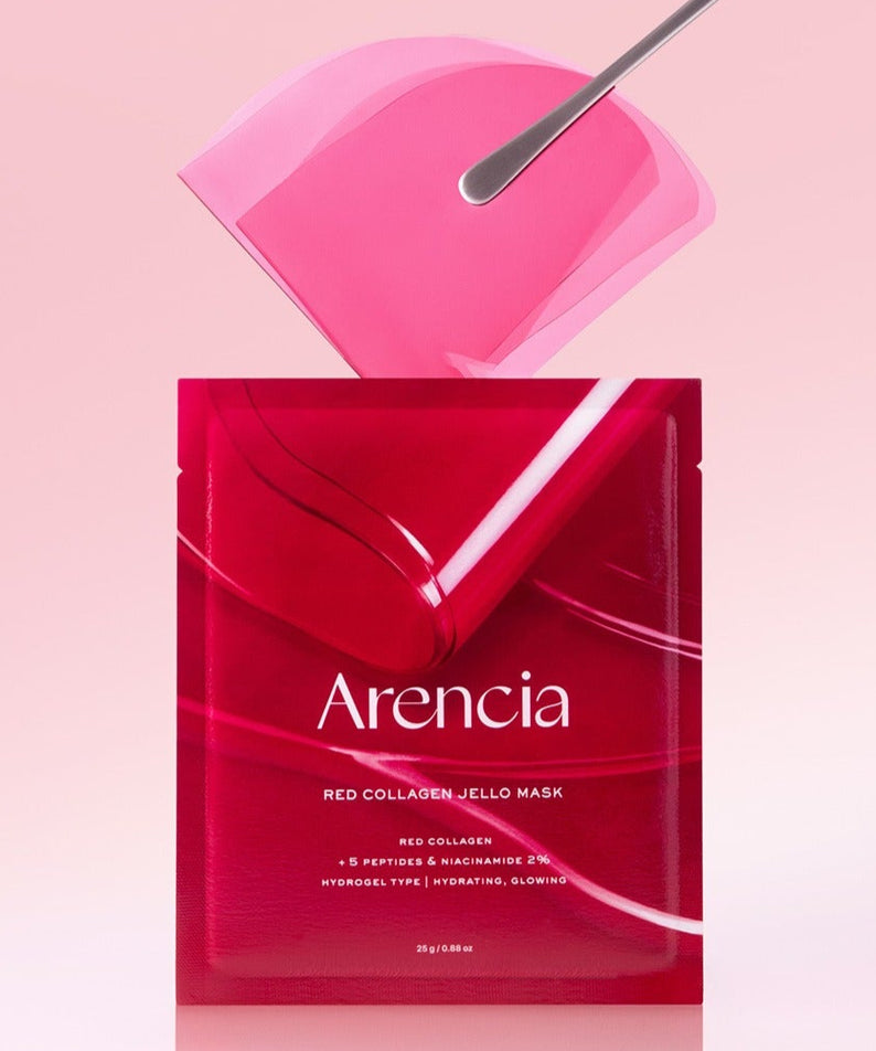 ARENCIA Red Collagen Gel Mask 4 Sheets sur fond rose, masque gel rouge sorti de l'emballage avec une spatule, soin hydratant pour la peau.