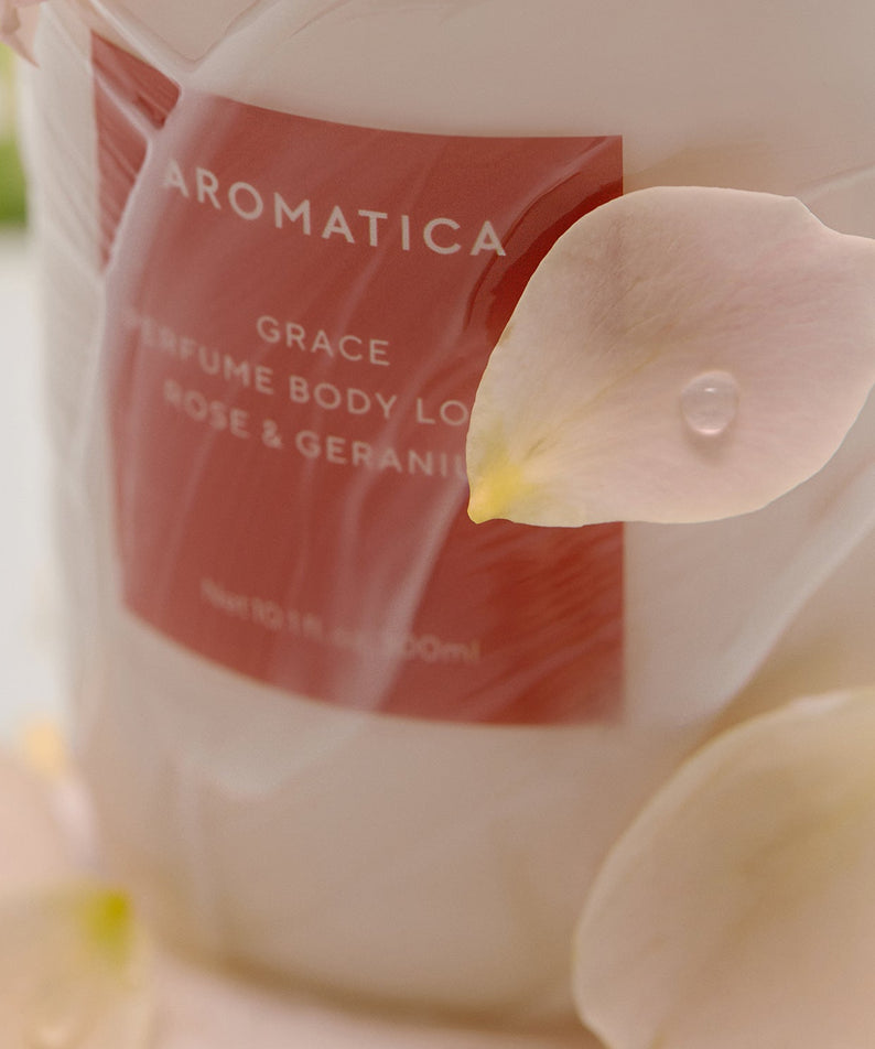 Décris l'image en français en mentionnant le produit, la marque et le contexte visuel : AROMATICA Grace Perfume Body Lotion Rose & Geranium 300ML