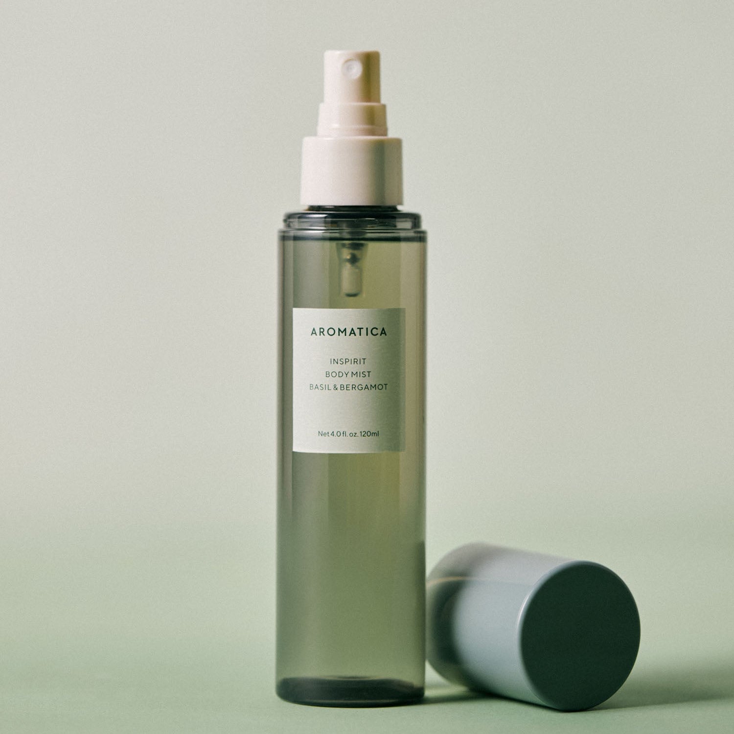 AROMATICA Inspirit Body Mist Basil & Bergamot 120ML, flacon brume verte sur fond clair, marque AROMATICA en visuel