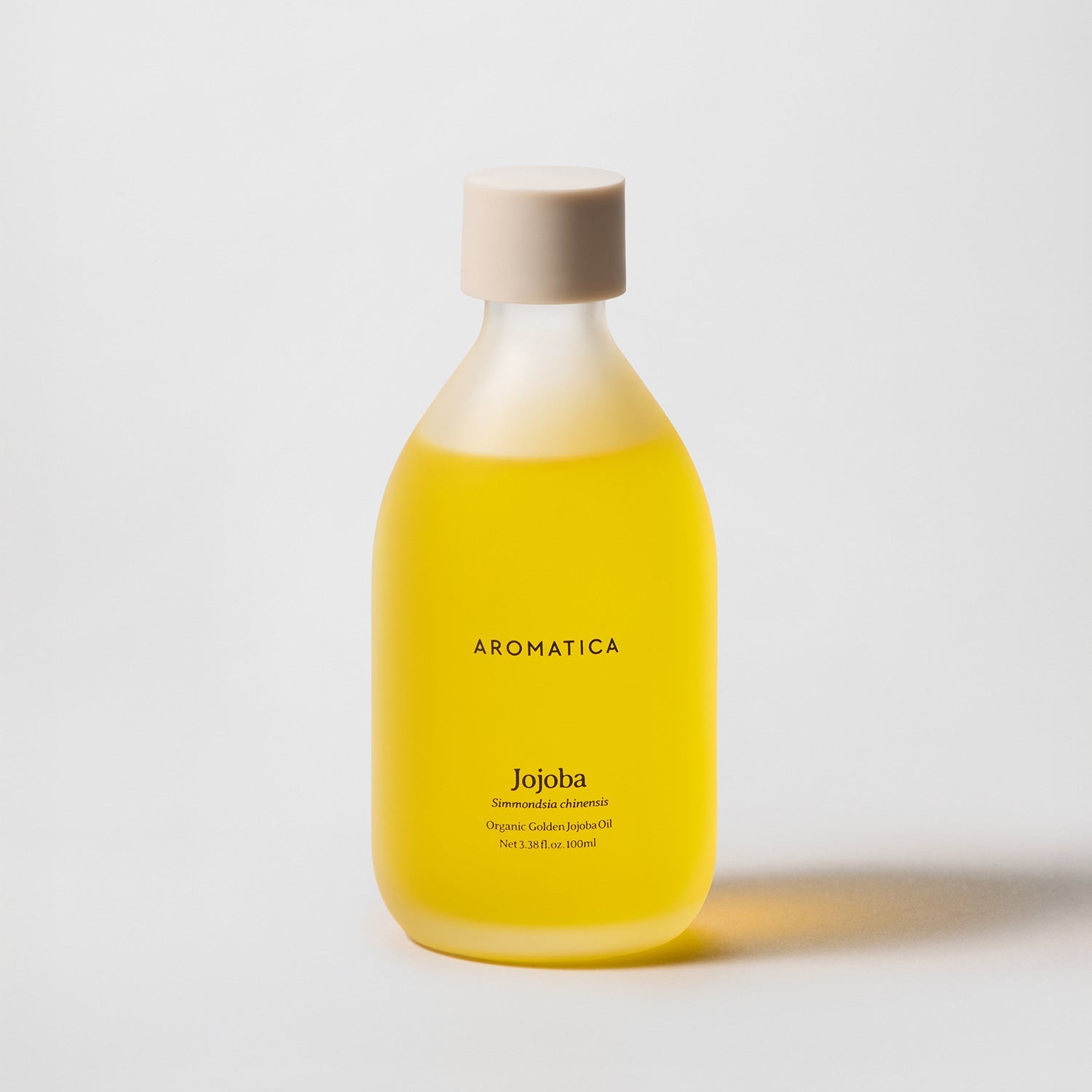 AROMATICA Organic Golden Jojoba Oil 100ml, flacon jaune sur fond clair, photo produit cosmétique, marqe AROMATICA