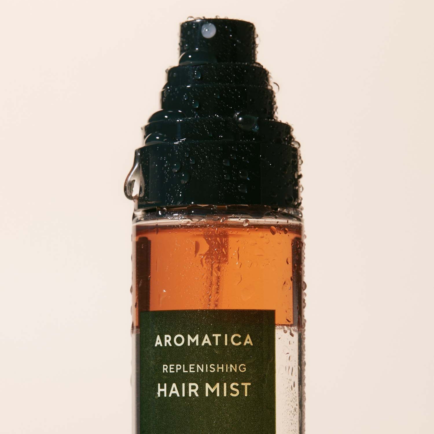 AROMATICA Replenishing Hair Mist Jasmine & Vetiver 100ml, flacon brume capillaire sur fond clair, gouttes visibles.
