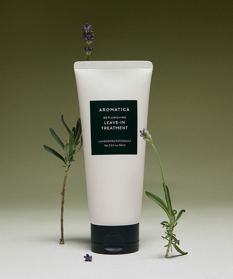 AROMATICA Replenishing Leave-In Treatment Lavender & Patchouli 150ML en tube blanc avec lavande, sur fond vert.