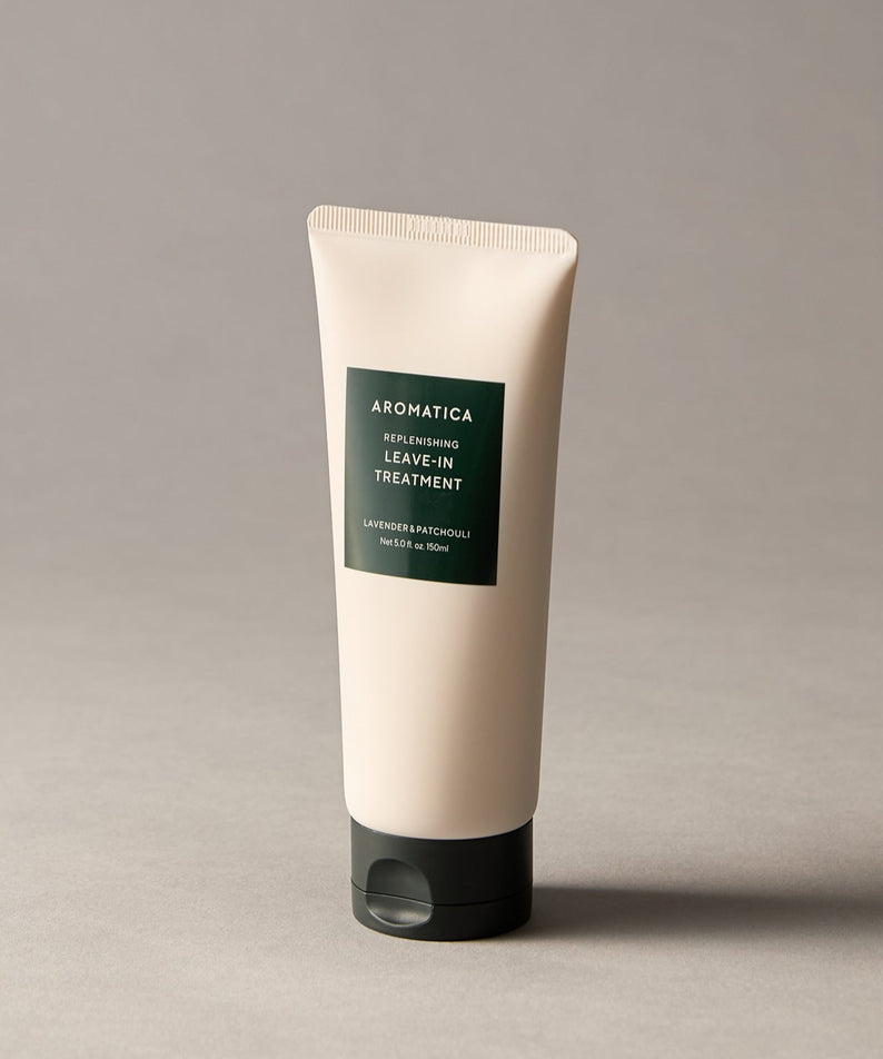 AROMATICA Replenishing Leave-In Treatment Lavender & Patchouli 150ML, tube crème sur fond beige minimaliste, marque AROMATICA.