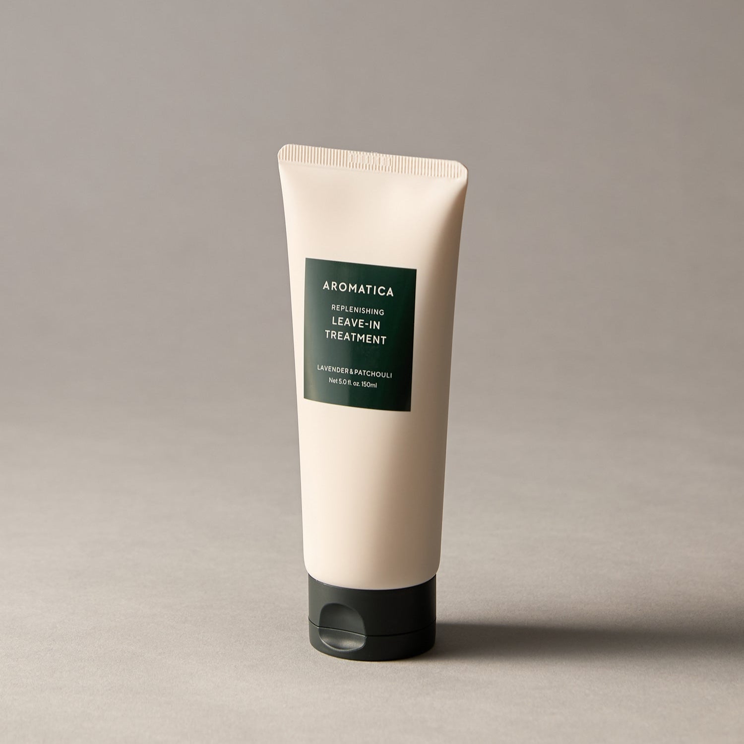 AROMATICA Replenishing Leave-In Treatment Lavender & Patchouli 150ML, tube crème sur fond beige minimaliste, marque AROMATICA.