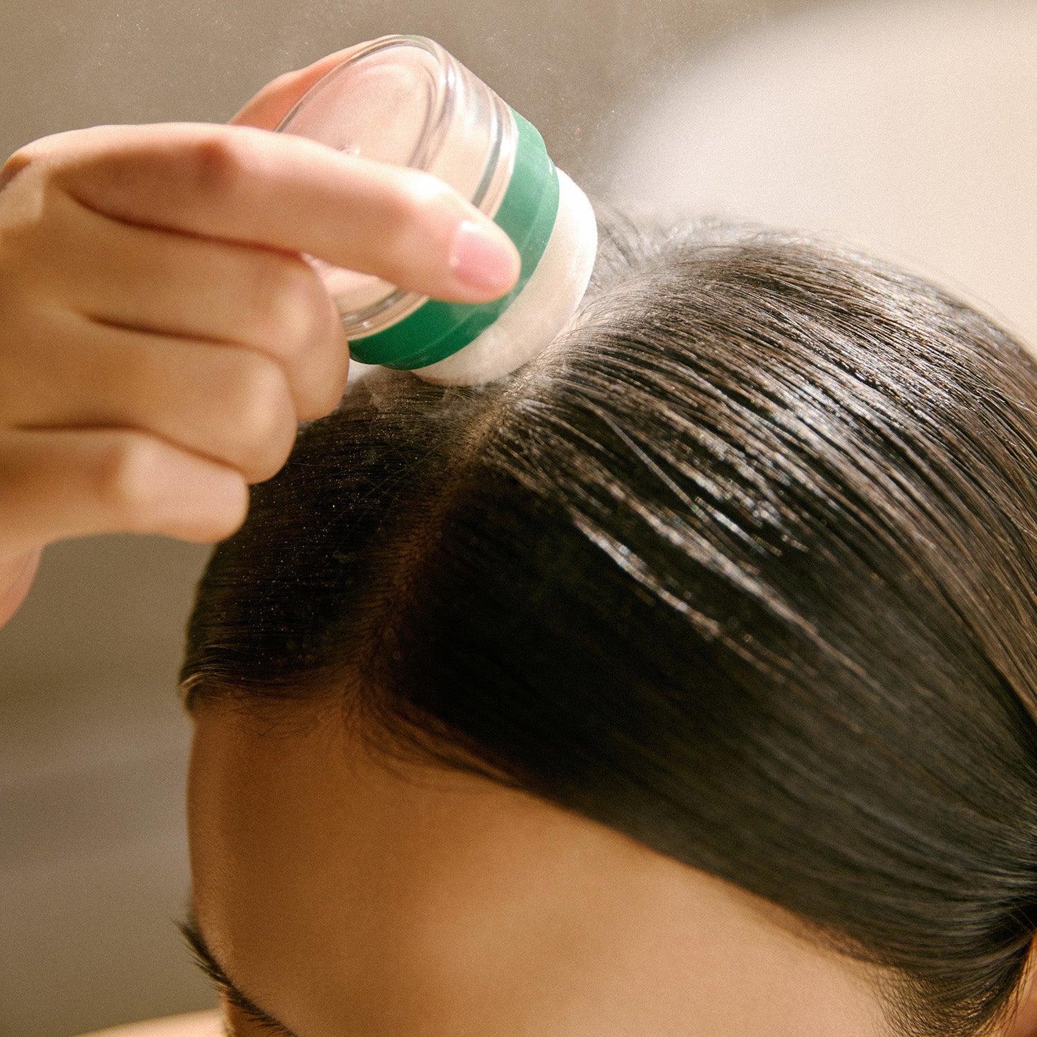 AROMATICA Rosemary Dry Shampoo Powder 10g, main qui applique la poudre sur cheveux, flacon vert, salle de bain