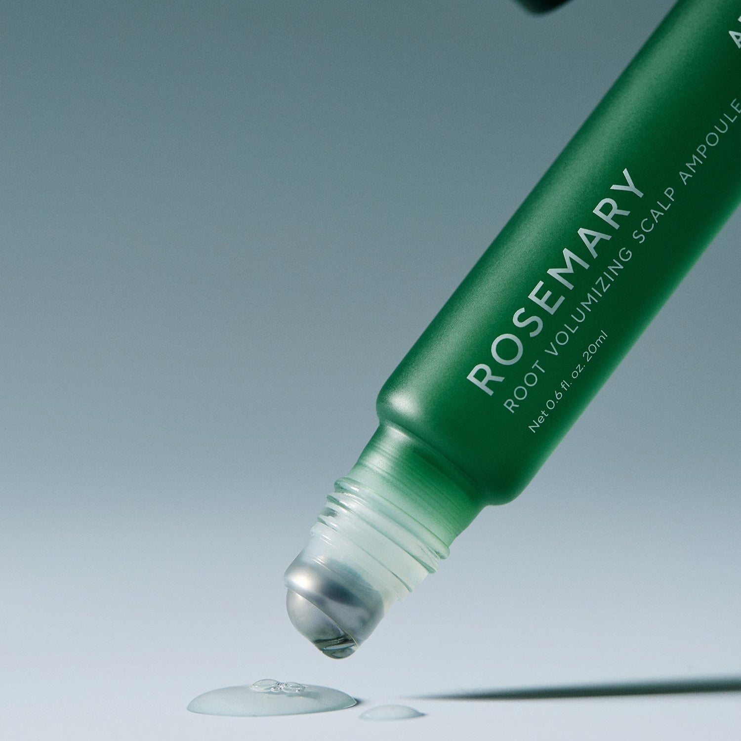 AROMATICA Rosemary Root Volumizing Scalp Ampoule 20ML, photo du flacon vert sur fond clair, marque visible en français
