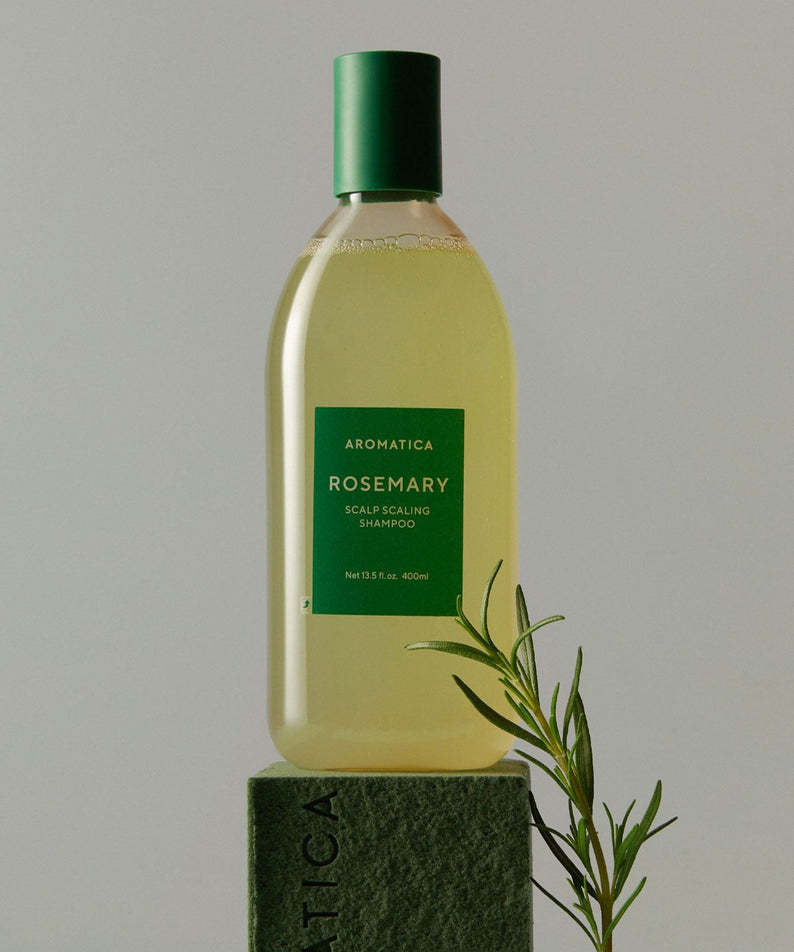 AROMATICA Rosemary Scalp Scaling Shampoo 750ml de la marque AROMATICA, bouteille verte sur fond clair avec brins de romarin