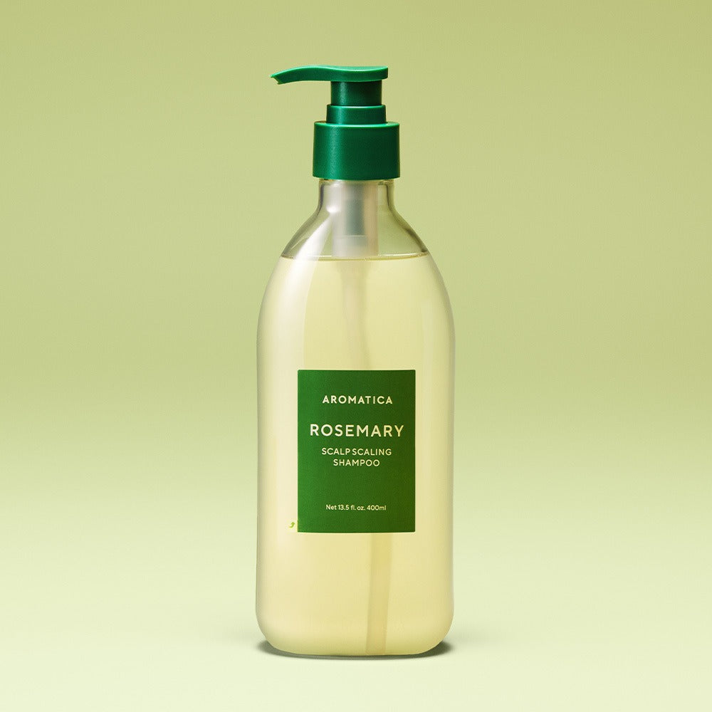 AROMATICA Rosemary Scalp Scaling Shampoo 750ml, flacon vert sur fond vert clair, produit cosmétique en studio